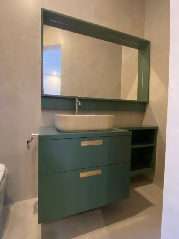 Wardrobe Wastafel Hijau Kustom dengan Desain Minimalis dan Penyimpanan Praktis