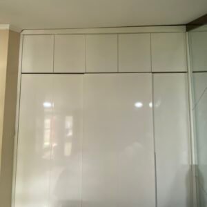 Lemari Dinding Minimalis Putih Modern