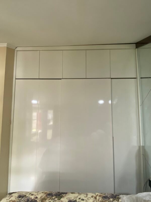 Lemari Dinding Minimalis Putih Modern