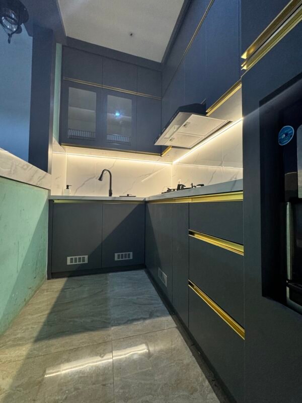Kitchen Set Minimalis Modern dengan Pencahayaan LED